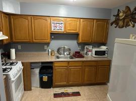 Guest House 3 BEDROOM 2 Bathrooms 5 MINS TO EWR NEWARK AIRPORT 4 MINS TO PENN STATION, B&B in Newark