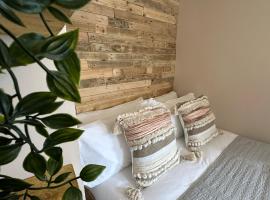 Aggie Beach Apartment - Unrivalled Beach Views, hotel in St. Agnes 