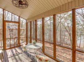 Lakefront Arkansas Home with Deck, Grill and Cornhole!, vakantiehuis in Fairfield Bay