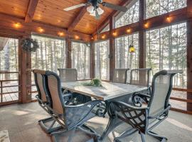 Lakefront Eagle River Cabin with Fire Pit and Porch، فيلا في إيغل ريفير