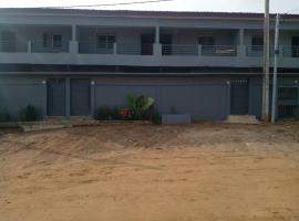 Lovely 1-Bed duplex house, chata v destinácii Abidjan