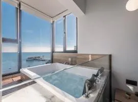 Luxurious Seaview Apartment with Jacuzzi