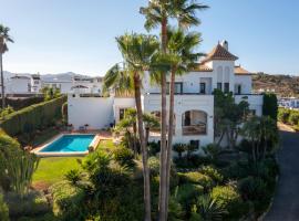 Private luxury 5 bedroom villa Benahavís near Marbella, hotel in Estepona