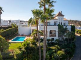 Private luxury 5 bedroom villa Benahavís near Marbella, hotel em Estepona