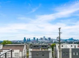 Nash House & Bars of Broadway with Hot Tub, Rooftop Bar and Views! 8min Downtown! Sleeps 12!