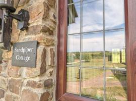 Sandpiper Cottage: cosy home near the beach, hotel en West Down