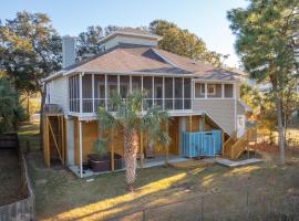 Marsh views, Pet friendly, 400 ft from beach, Screen porch, Hot tub, Walk to shops & restaurants, hotel in Folly Beach