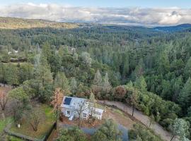Beautiful Greenwood Home with 5 Acres and Views، فندق في Pilot Hill