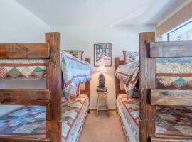 Sage Road Condo 320 - Private Sauna, Walk to Bald Mt Skiing, Bunks for Kids, Hotel in Ketchum