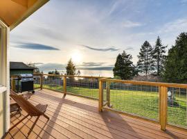 Port Townsend Escape with Deck, Bay and Mountain Views, hotel v destinácii Port Townsend