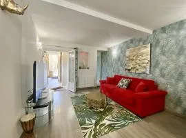 Junglissime - By BEST KEYS - Déco Jungle & Grand Patio Privé - 1 chambre séparée & 1 canapé convertible - Centre Ville - Smart TV - Machine à Café Nespresso - WiFi Fibre - Check-in Autonome - Parking Facile & Gratuit