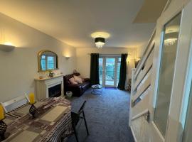 Comfortable Home away from Home, spacious 2 bedroom town house,self catering, free parking, walking distance to Cheltenham town centre, hotel v destinaci Cheltenham