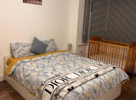 Lovely Hillingdon Family Holiday Home - 7 bedrooms、Ickenhamの別荘