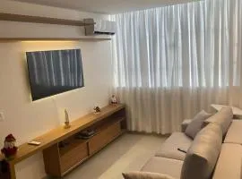 Apê reformado na quadra da praia