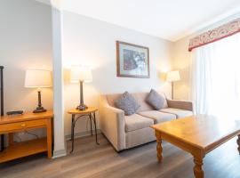 Horseshoe Valley Suites - The Pine, pet-friendly hotel in Shanty Bay