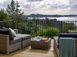 The Retreat - Luxury Hillside villa at Te Ngaere Bay