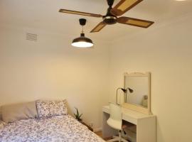 Beautiful home in Greensborough, hotel v destinaci Watsonia North
