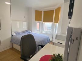 THE ROYAL BOUTIQUE TRAFALGAR LODGE BY LONDON HEATHROW UK, PRIVATE HOME OFFER's FREE PARKING, WIFI , KITCHEN, GARDEN & LAUNDRY SERVICES, SLEEP 10, hotel in Northolt