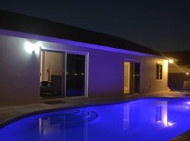 Spacious 4 bedrooms, 2 bathroom house with pool, hotel sa Miramar