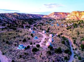 Clear Sky Resorts - Bryce Canyon - Unique Stargazing Domes، فندق عائلي في كانونفيل