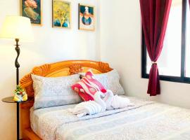 Retreat to a Stylish Flat w/ Balcony + Garden View, apartment in Liloan
