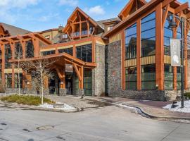 Adventurer's Escape~ Mountain Luxury Resort, luxury hotel in Canmore