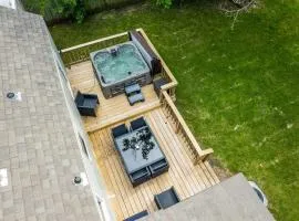 Next To Expo, 5 Beds, Hot-tub, Corn Hole, Pets!