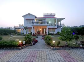 Hriday Bhoomi - Luxury Cottages & Villa in Jim Corbett, hotel con piscina en Jhirna