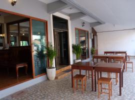 Manilath guesthouse, hotel with parking in Ban Houayxay