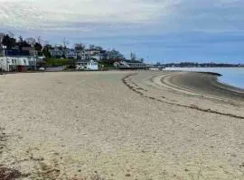 Cozy Weymouth cottage, walk to beach