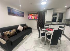 THE ROYAL BOUTIQUE OXFORD LODGE BY LONDON HEATHROW UK, PRIVATE APARTMENT OFFER's FREE PARKING, WIFI , KITCHEN & LAUNDRY SERVICES, SLEEP 8, готель у місті Гейс