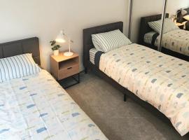 Comfy 2 bed appt in central werribee, hotel in Werribee