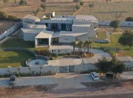 Casa Concreto- 5-Bedroom Luxury Villa with all weather Pool