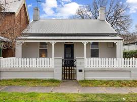 Wattledale Goulburn Settlers Cottage Old but New、ゴールバーンのホテル
