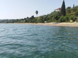 Takis Haikos House two minutes walk to the beach Peroulia, hotell i Vounaria