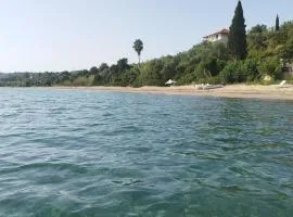 Takis Haikos House two minutes walk to the beach Peroulia