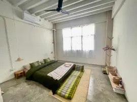 Baan KhaoSoi - Private room in a rooftop hostel 2nd floor