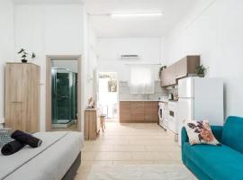 Cozy and Traditional - EC Studios, hotel v destinaci Larnaka