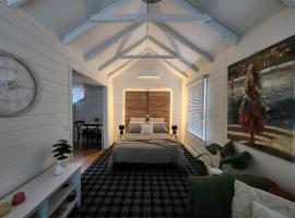 Daylesford - Frog Hollow Estate -THE COTTAGE - enjoy a relaxing and romantic night away in our gorgeous little one Bedroom ROMANTIC COTTAGE under the apple tree with water views, maison de vacances à Daylesford