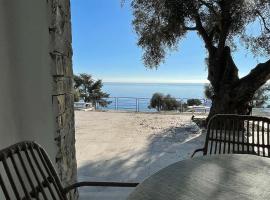 Ibiza style bungalows with sea views in Balzi Rossi, casa vacacional en Ventimiglia