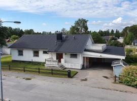 Mysigt hus med 9 sovrum nära natur och SCA & Hamn: Holmsund şehrinde bir otoparklı otel