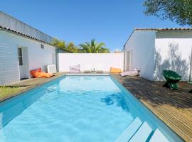 Superbe villa avec piscine dans le village, hotel in Saint-Clément-des-Baleines