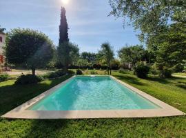 Au Clos des Redonnets, hotel dengan kolam renang di Saint-Cézaire-sur-Siagne