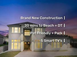 Newly Built Stylish Retreat with Designer Kitchen - Near Park & Beach, villa in Corpus Christi