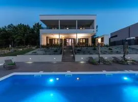 Luxury Villa Althea with large garden and Pool Heating