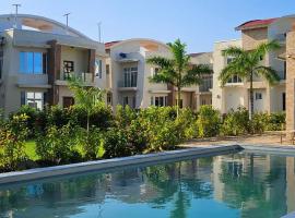 Entire 4 Bedroom villa for 8 with pool & gym, hotel v mestu Dar es Salaam