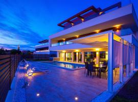 Luxury Villa Eligo with private pool and sea view, hotell sihtkohas Premantura
