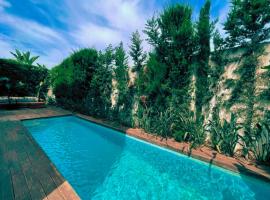 Cozy Villa With Pool and Indoor Fireplace, villa i Casablanca