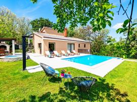 Villa Ferlini in Central Istria with private 10000 m2 Garden, holiday home in Svetvinčenat