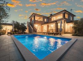 Villa Javor near Pula only 1 km from the beach with sea view and heated pool, Hotel in Peruški